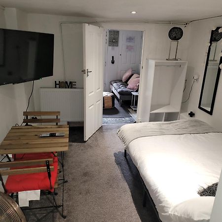 شقة Hidden Treasure-Netflix And Wi-Fi-Basement Flat غيلينغهام المظهر الخارجي الصورة