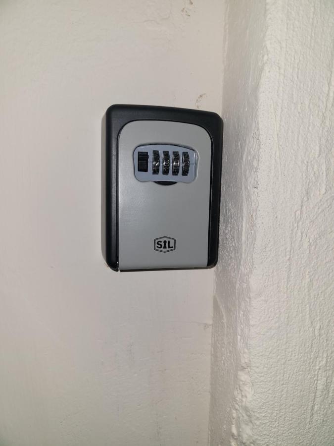 شقة Hidden Treasure-Netflix And Wi-Fi-Basement Flat غيلينغهام المظهر الخارجي الصورة