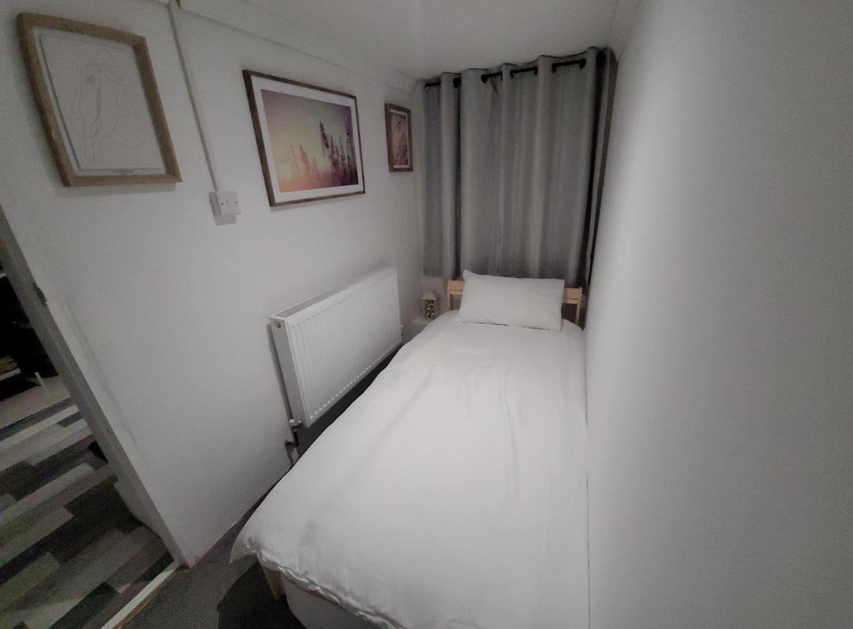 شقة Hidden Treasure-Netflix And Wi-Fi-Basement Flat غيلينغهام المظهر الخارجي الصورة