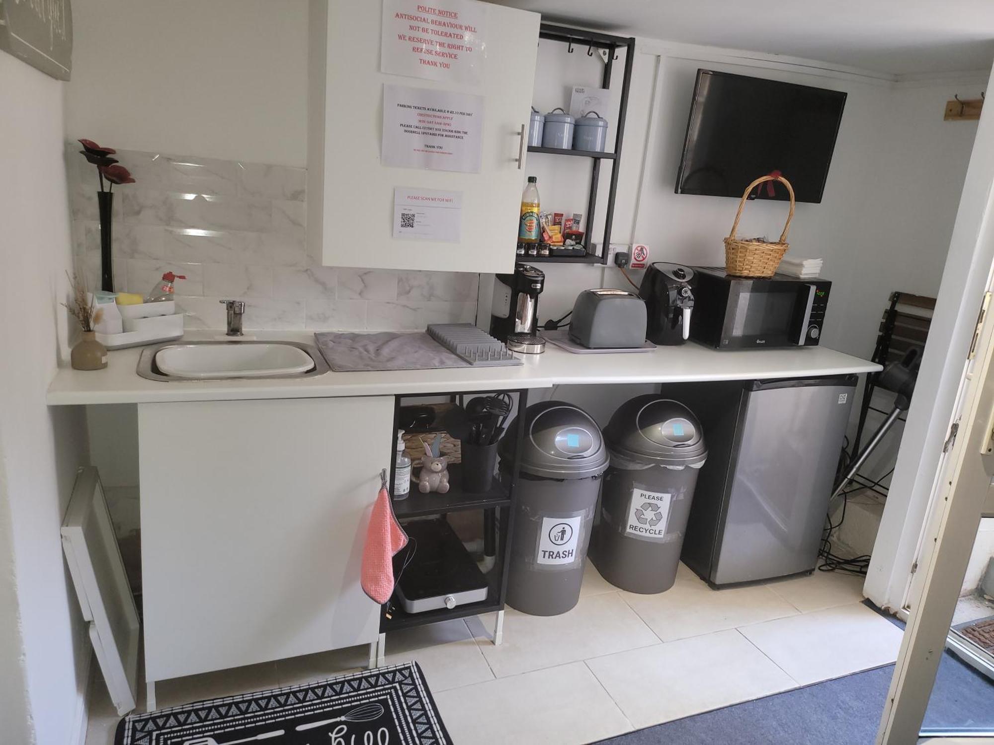 شقة Hidden Treasure-Netflix And Wi-Fi-Basement Flat غيلينغهام المظهر الخارجي الصورة