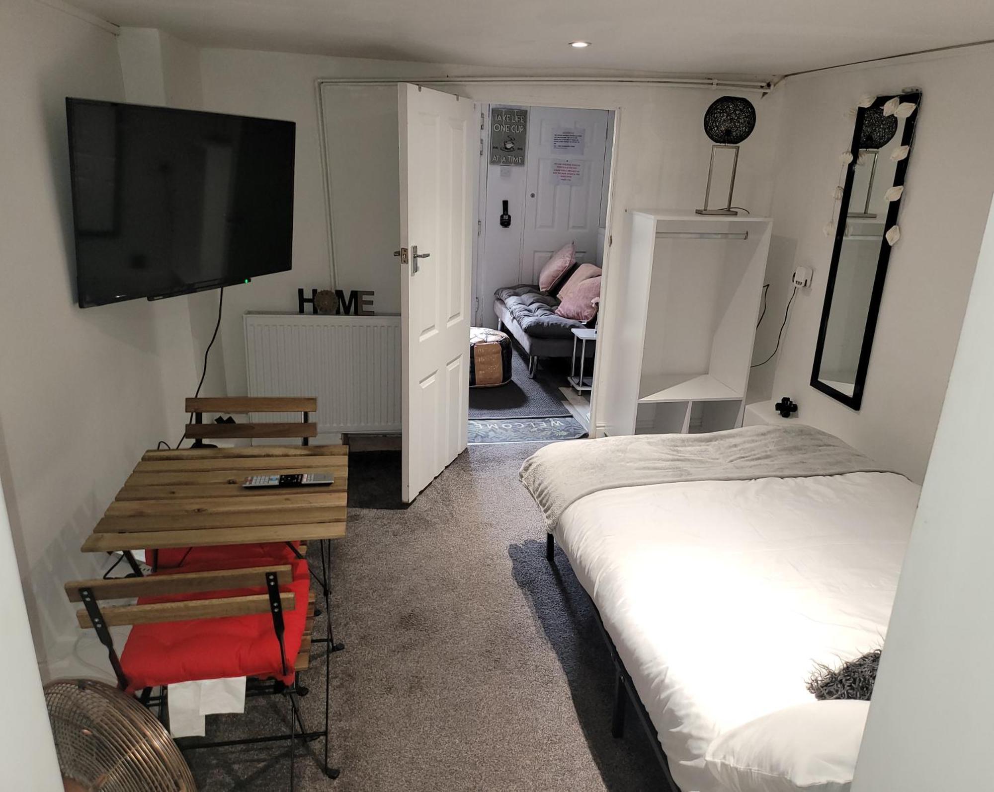 شقة Hidden Treasure-Netflix And Wi-Fi-Basement Flat غيلينغهام المظهر الخارجي الصورة
